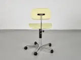 Fritz hansen kevi kontorstol med gult polster og blankt stel - 3