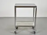 Rullebord i stål med to hylder - 60,5 cm. - 3