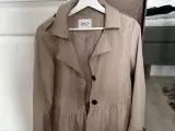 Kort trenchcoat med knapper og detaljer nederst
