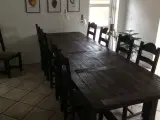 Rustikt spisebord med 11 stole