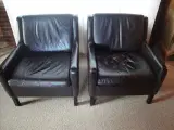 2 læderlænestole med  1 læderskammel 