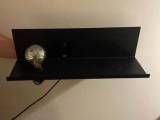 Sort metalhylde med lampe og usb ladestik