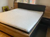 Sengestel + 2 enkelsenge med lammeler og topmadras