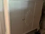 Dækketøjsskab