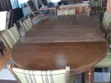 Rundt egetræsbord med 14 stole