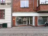 SÆLGES: Indbydende og moderne erhvervsejerlejlighed med mulighed for ubemandet showroom - 2