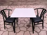 Spisebord med 2 stole 