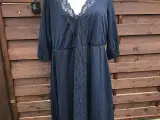 NY PRIS Mørkeblå kjole fra Asos Curve, str 48