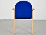 Konferencestol af bøg med blå polstret sæde og ryg - 3