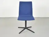 Four design konferencestol med blåt polster, på grå drejefod