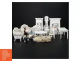 Dukkehusmøbler og dukker (str. Peis 14 x 12 x 5 cm sofa 14 x 6 x 8 cm) - 3