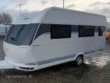 2025 - Hobby De Luxe 460 SFf   Populær rejsevogn med fritstående dobbeltseng. Kan opvejes til 1.500 KG. - 2
