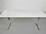 Hæve-/sænkebord med hvid plade og alugråt stel, 200 cm. - 3