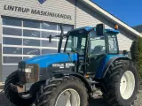 New Holland 8360 med 4stk fabriksnye dæk til.  Super stærk traktor. - 2