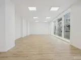 Hjørnebutik på gågaden i Nyborg. Mindre butik og stor facade. - 4