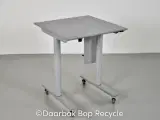 Mobilt hæve-/sænkebord i grå, 65 cm.