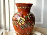 Keramikvase m folklore-mønster