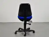 Dauphin kontorstol med blå polster og sort stel. - 3