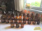 Samling af brune apotekerglas og -flasker