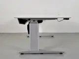 Hæve-/sænkebord med hvid plade med mavebue på alugrå stel - 3