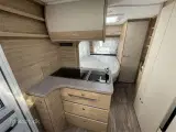 2025 - Fendt Bianco Activ 495 SFE   Lækker Fendt med vinkelkøkken og franskdobbeltseng fra Hinshøj Caravan A/S - 3