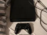 Playstation 4 med to controller