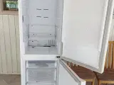 Køleskabet fryser 