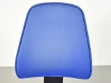 Kinnarps 6000 kontorstol med blå polster og sort stel - 5