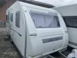 2004 - Adria Adiva 462 PD   Adria med tværvendt dobbeltseng og rundsiddegruppe fra Hinshøj Caravan
