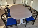 Spisebord med sorte stole - 4