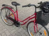 Rød cykel til 10-16 år og cykelhjelm 