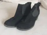 Ankel støvle med lille hæl 