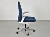 Kinnarps capella white edition kontorstol med mørkeblåt polster og armlæn - 4