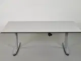 Hæve-/sænkebord med lysegrå laminat og faset sort kant, 180 cm. - 3