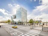 Markant og eksponeret kontorhus på Islands Brygge med højt til loftet og ”egen” metrostation