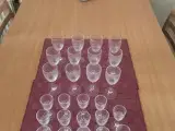 12 hvidvinsglas og 14 snapsglas