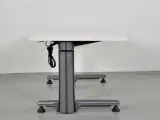 Hæve-/sænkebord med hvid plade på grå stel - 4
