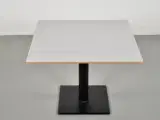 Lavt cafebord fra zeta furniture med lysegrå plade og sort fod. - 4