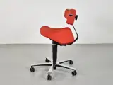 Frapett kontor-/sadelstol med rødt polster og krom stel - 2