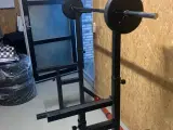 Træningsbænk med squat rack og vægte