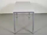 Kinnarps skrivebord med hvid plade på grå ben - 2