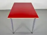 Kinnarps konferencebord med rød plade på grå ben - 2