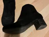 Korte sorte ruskind støvler str 38 sælges