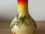 Vase i farvet glas