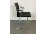 Konferencestol 4-cast line skalstol med sort bejset skal med sort læder på sædet og armlæn. - 4