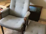 Farstrup lænestol med skammel