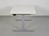 Scan office hæve-/sænkebord med hvid laminat, gråt stel og kabelbakke, 120 cm. - 4