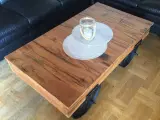 Unikt Sofabord m/ støbejerns hjul  NYT bord