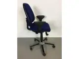 Duba b8 kontorstol med mørke blå polster, høj ryg og armlæn. - 4