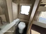 2019 - Adria Adora 572 UT   Enkeltsenge og ende bad/wc - 3